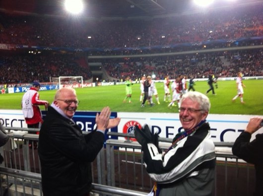 De Ajax-spelers bedanken hun ”coaches” voor de aanwijzingen.